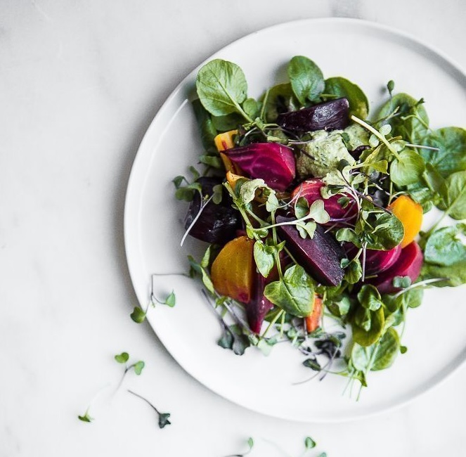 assiette avec un repas dressé