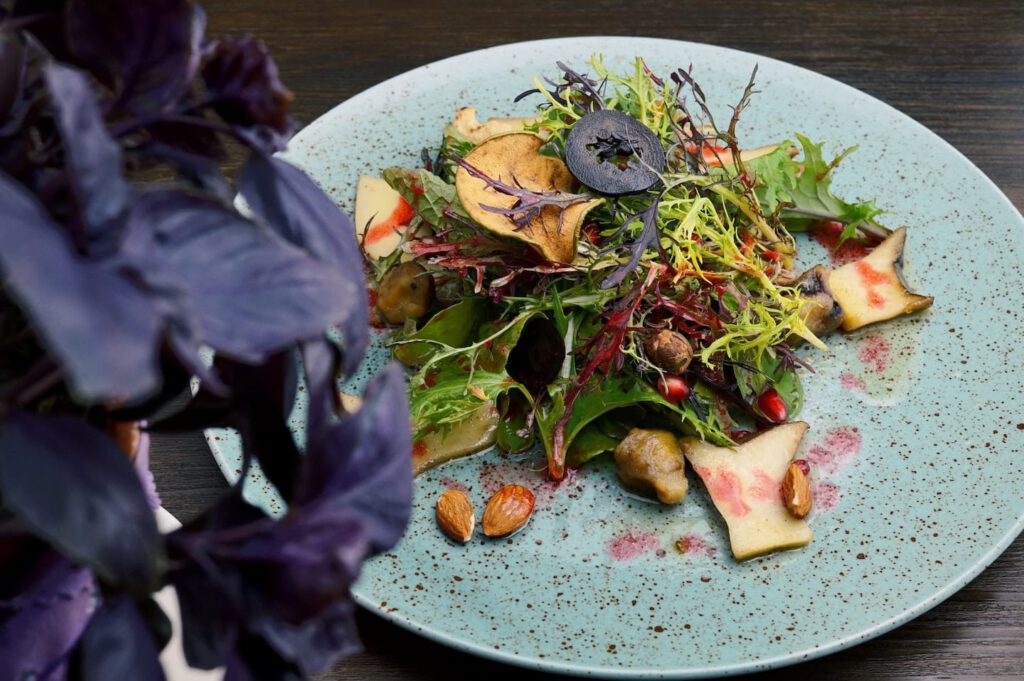 assiette avec un repas dressé